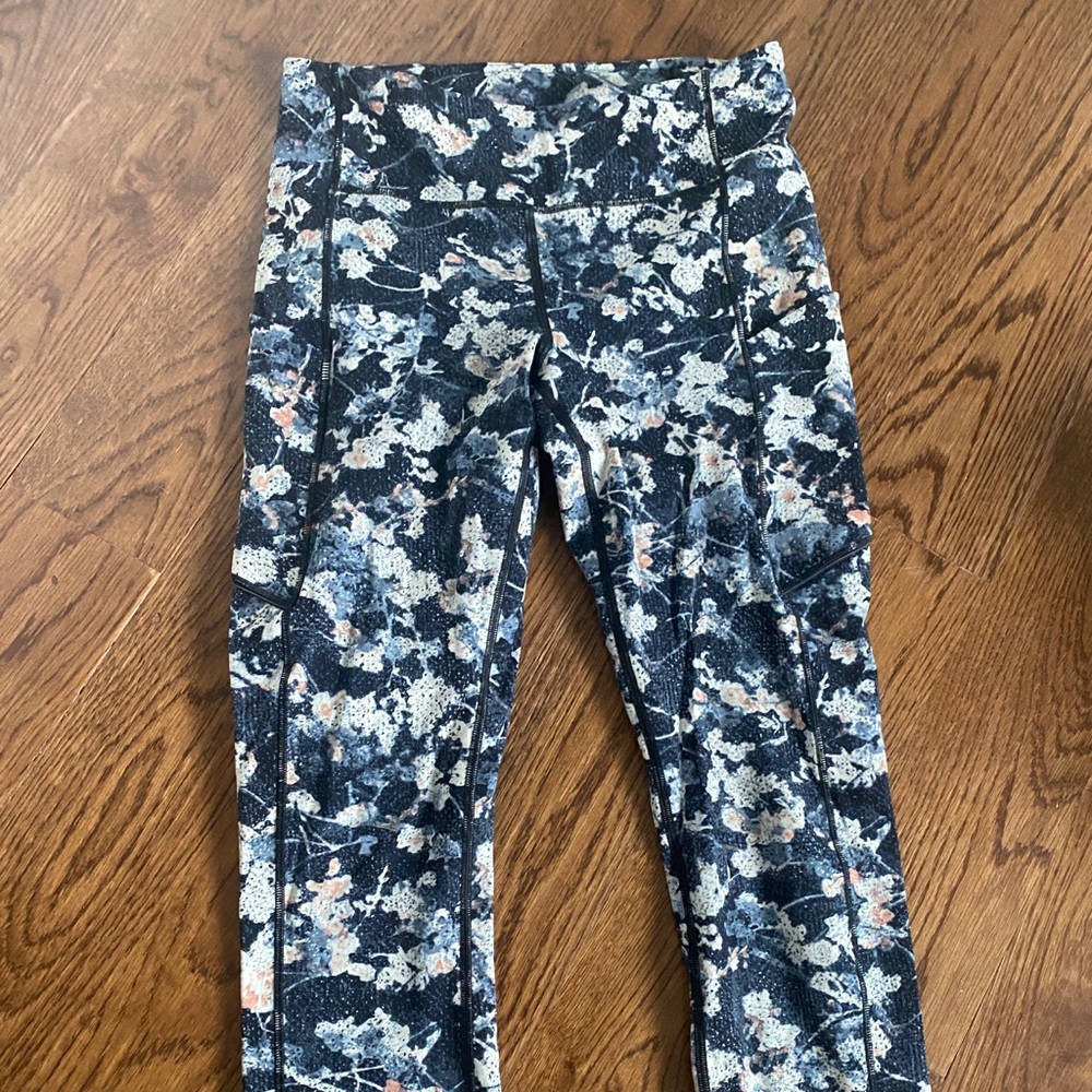 LULULEMON CROPPED LEGGINGS SIZE 6